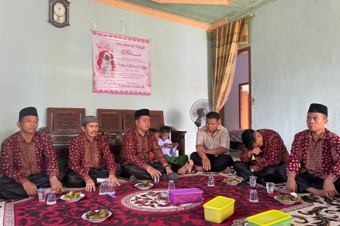 MIN 2 Bungo Berkunjung untuk Tasyakuran Walimatul Aqiqah Anak Ibu Listina Dwi Kusrini salah satu Guru MIN 2 Bungo. MIN 2 Bungo Berkunjung untuk Tasyakuran Walimatul Aqiqah Anak Ibu Listina Dwi Kusrini salah satu Guru MIN 2 Bungo.