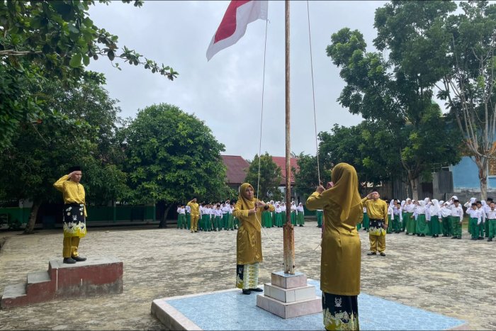 Upacara Hari Guru Nasional di MIN 2 Bungo