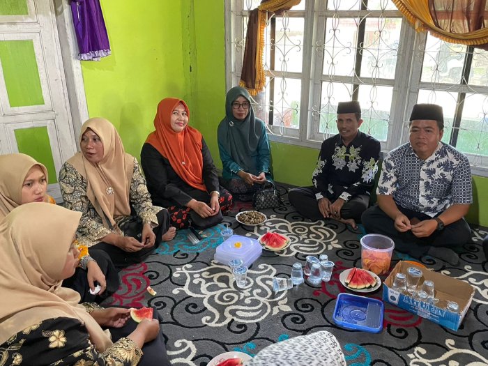 MIN 2 Bungo Berkunjung untuk Silaturahmi dan Tasyakuran Kelahiran Anak Ibu Nur Saniah salah satu staf MIN 2 Bungo