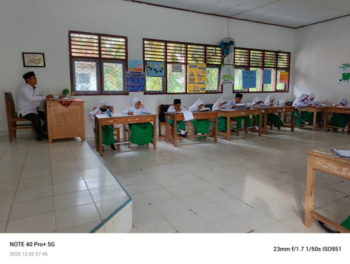 Hari Kedua Ujian Akhir Semester Ganjil MIN 2 Bungo Berjalan Lancar dan Kondusif.