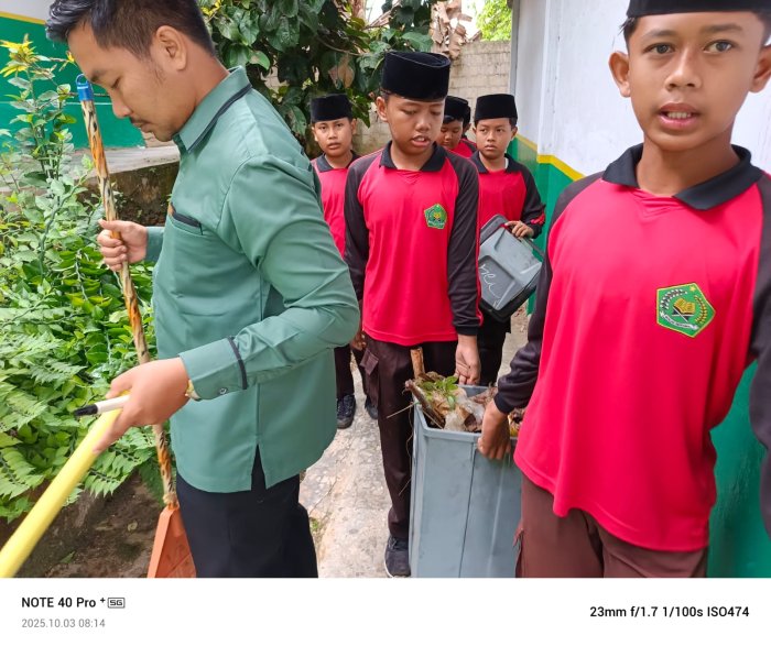 Siswa-siswi MIN 2 Bungo Melaksanakan gotong royong persiapan KKG Ibnu Sina MI Kuamang Kuning