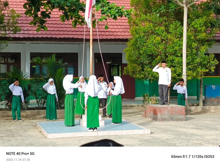 Upacara Bendera Senin, 24 November 2025 Di MIN 2 BUNGO