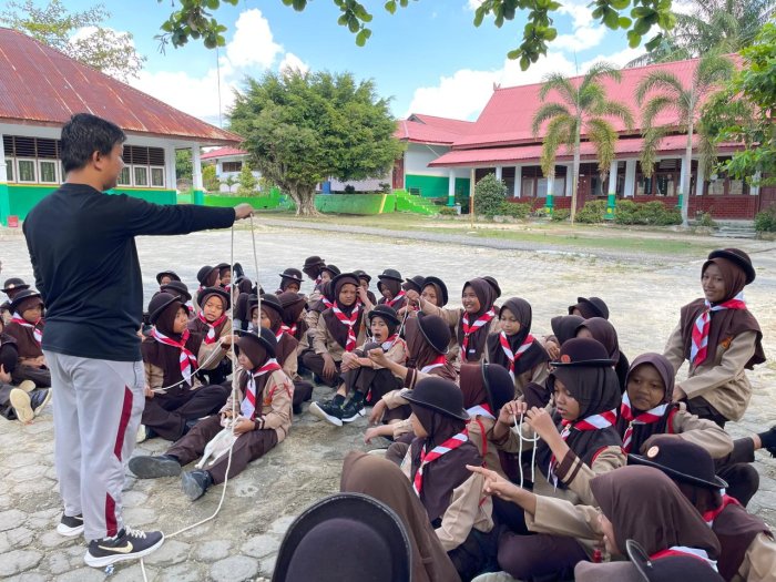 Kegiatan Ekstrakurikuler Pramuka MIN 2 Bungo: Belajar Simpul dalam Kepramukaan