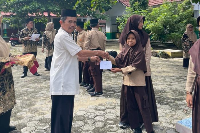 Pembagian Hadiah Class Meeting MIN 2 Bungo Berlangsung Meriah.