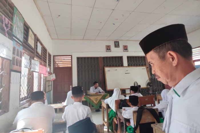Kunjungan Kepala Madrasah Hari Pertama Ujian Akhir  Semester Ganjil MIN 2 Bungo Tahun Pelajaran 2025/2026.