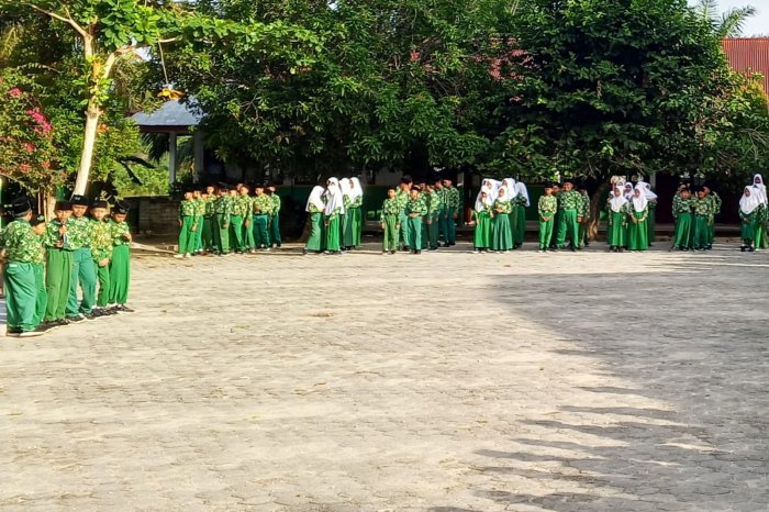 Rutinitas setiap Pagi Siswa siswi  MIN 2 Bungo Melakukan Pembacaan Surat Pendek dan Do'a Harian.