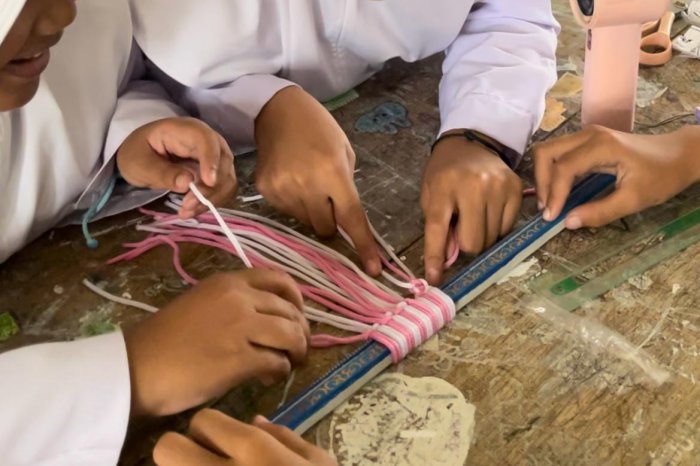 Guru MIN 2 Bungo Lakukan Praktik Mengajar Pembuatan Kerajinan Makram pada Mata Pelajaran Seni Budaya