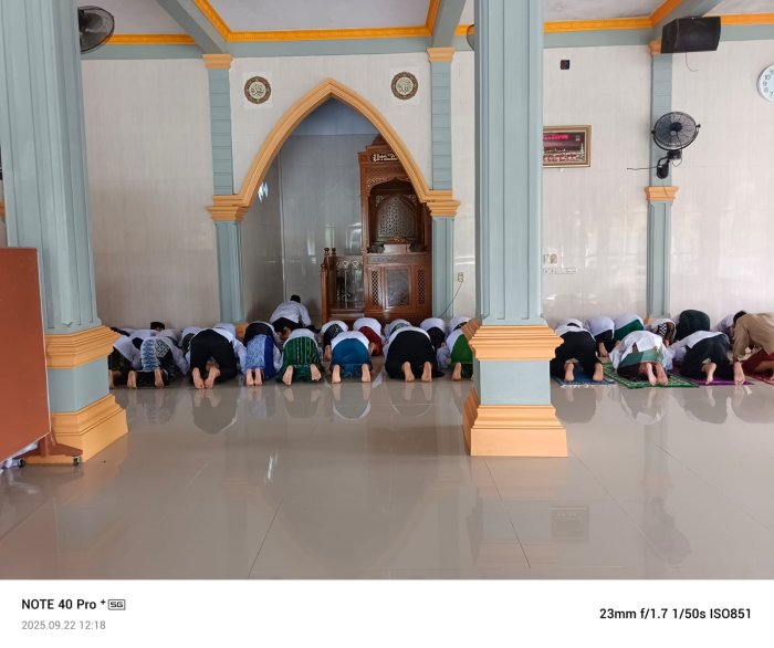Siswa-Siswi MIN 2 Bungo Sholat dzuhur berjama'ah.
